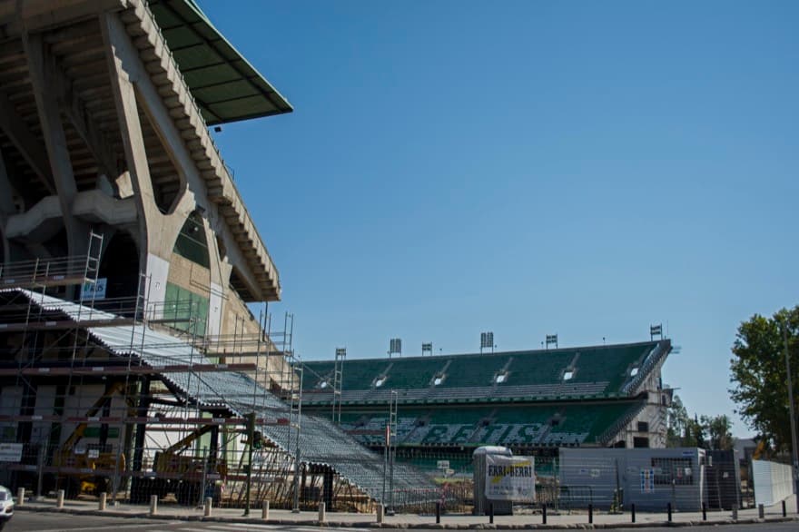 Estadio Benito Villamarín. Vista de la demolición de la zona de gol sur.