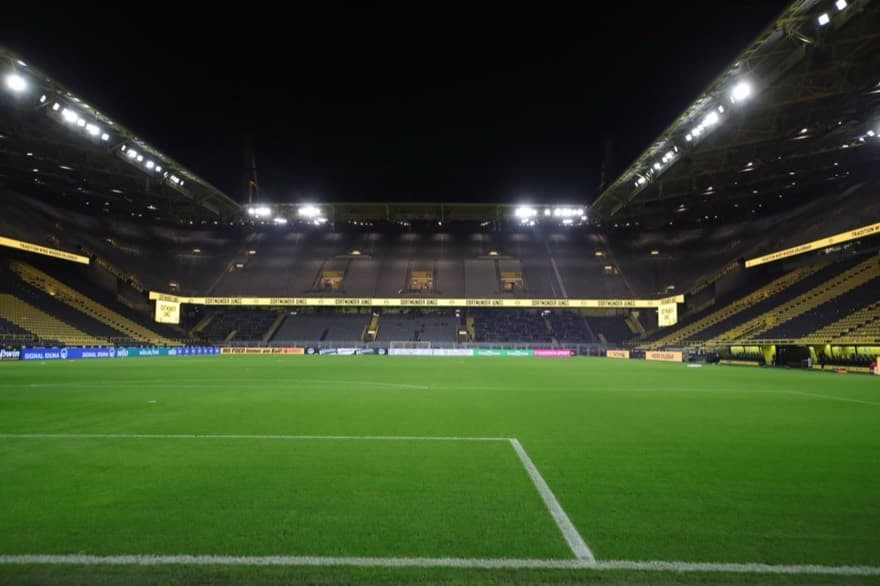 Interior do Signal Iduna Park antes de Borussia Dortmund II x Erzgebirge Aue, em novembro de 2022.