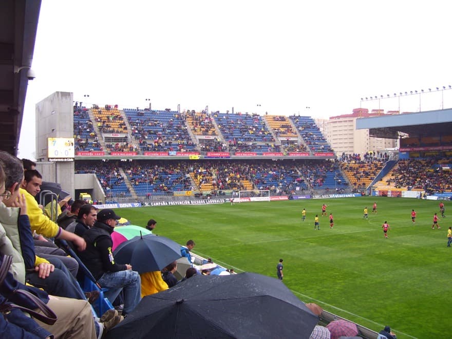 Arquibancada e campo do estádio Ramón de Carranza, atual Nuevo Mirandilla, em partida de 2006.