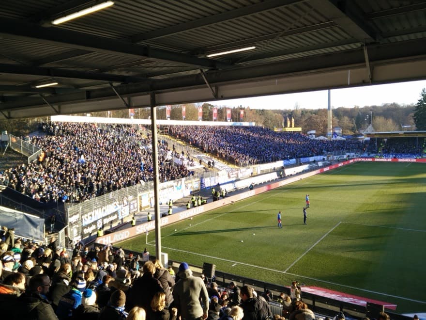 Campo e arquibancadas do Stadion am Böllenfalltor, em Darmstadt.
