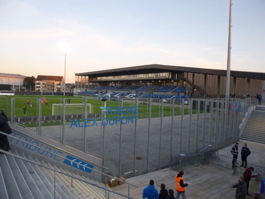 Zicht op de Tribune Jean Rouvroy van het stadion Marcel Tribut.