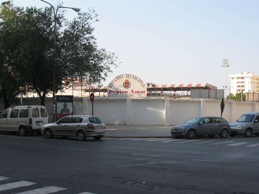 Fotografía de la fachada del campo de fútbol Pepico Amat de Elda, Alicante, España.