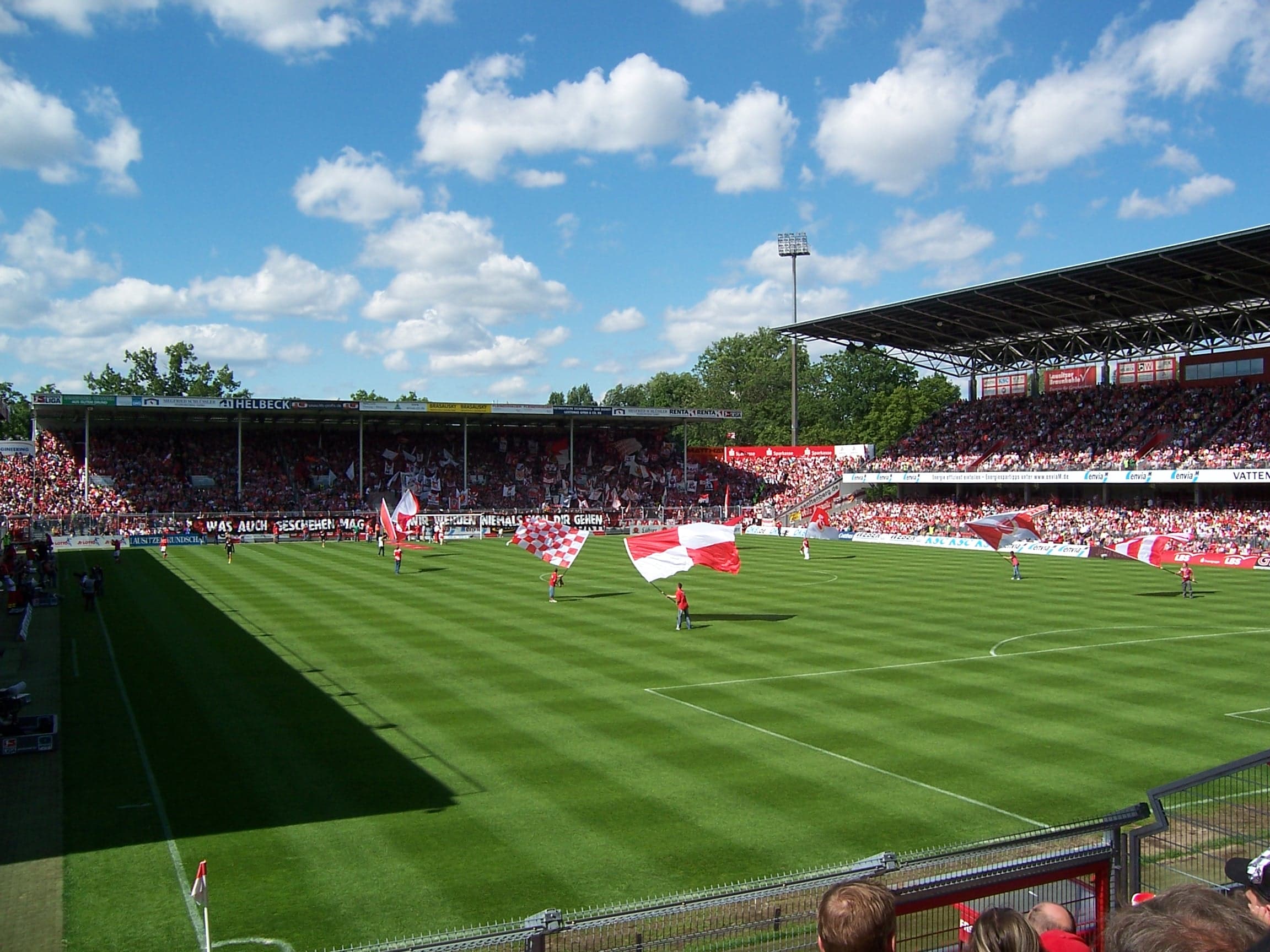 Arquibancadas e gramado do Stadion der Freundschaft, casa do Energie Cottbus, durante uma partida em 2009.