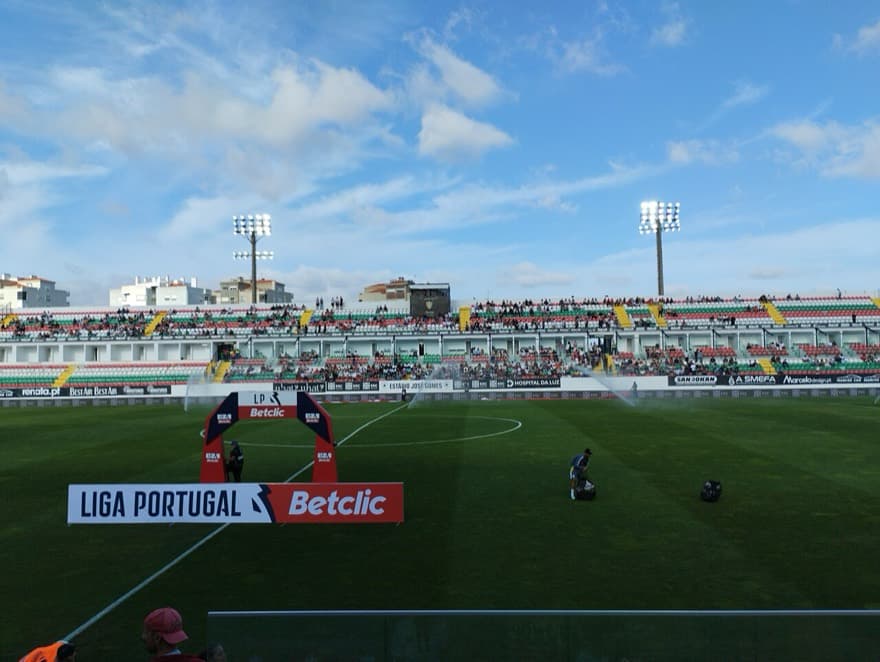 Estádio José Gomes durante um jogo da Primeira Liga entre Estrela da Amadora e Casa Pia.