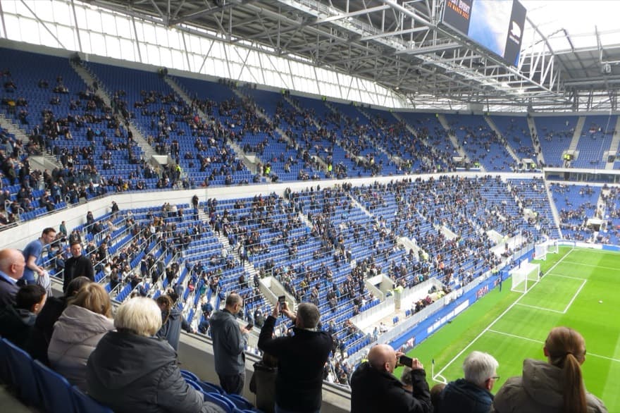 South Stand do Hill Dickinson Stadium, setor da torcida mandante com área de arquibancada em pé.