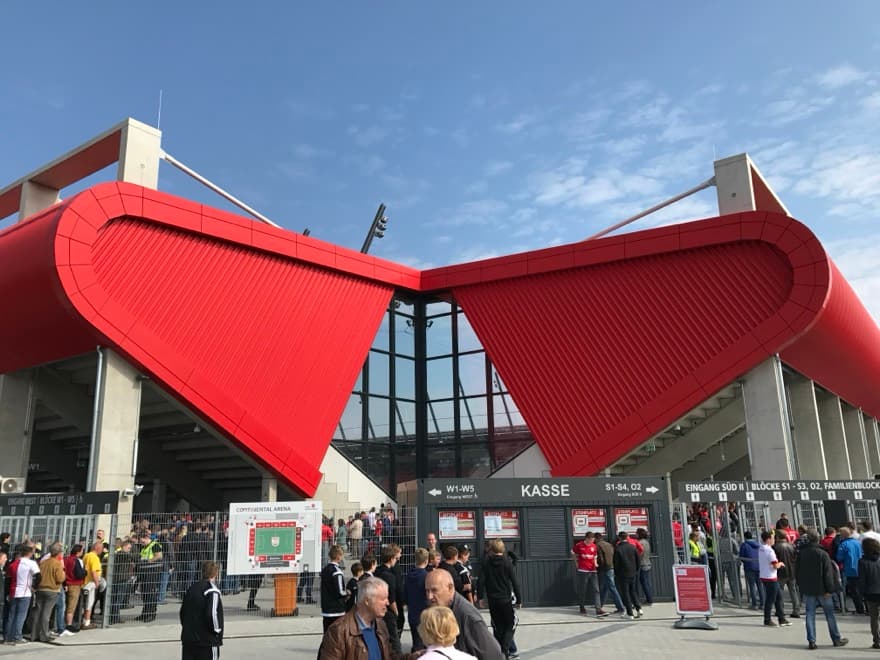Entrada do atual Jahnstadion Regensburg, então chamado Continental Arena, antes da partida contra o Eintracht Braunschweig em 2017.