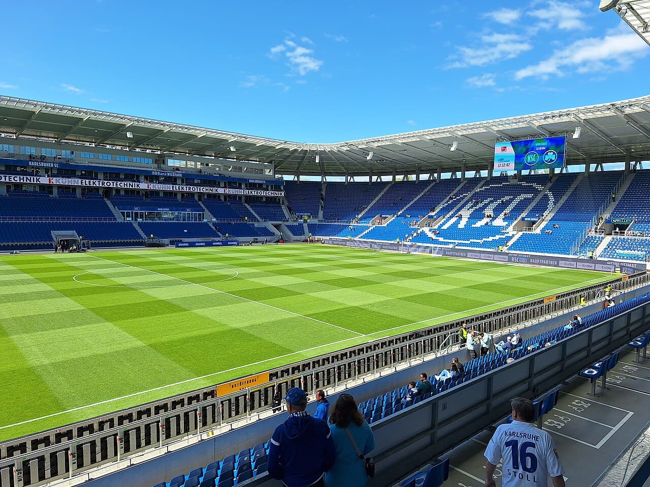 Campo e arquibancadas do BBBank Wildpark, casa atual do Karlsruher SC, em 2025.