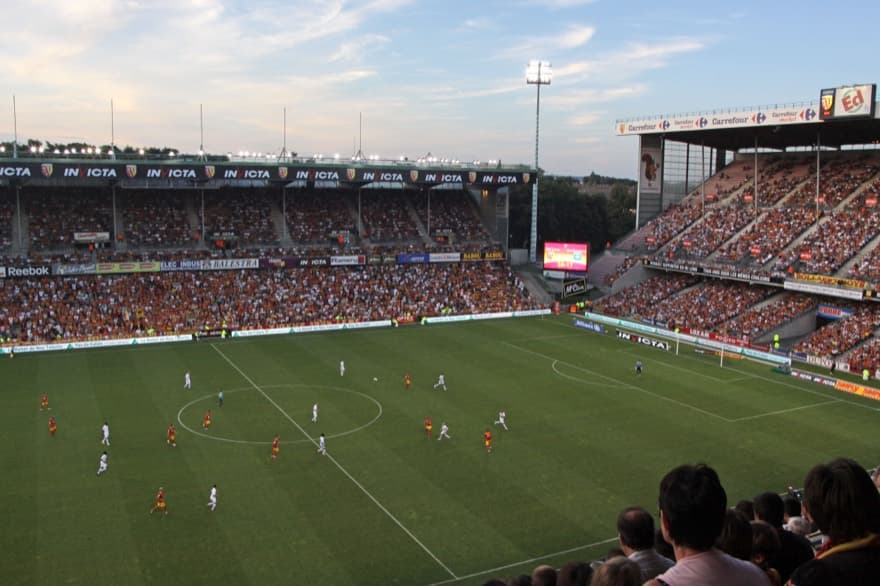 O Stade Bollaert-Delelis durante uma partida entre Lens e Auxerre.