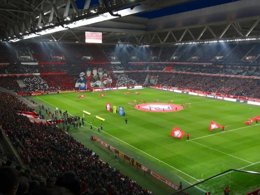 Campo e arquibancadas do Stade Pierre-Mauroy durante Lille x PSG em 2019.