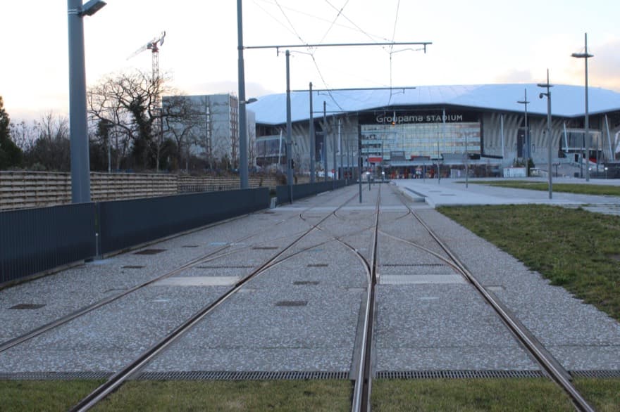 Fachada do Groupama Stadium em Décines-Charpieu, vista do acesso pelo bonde.