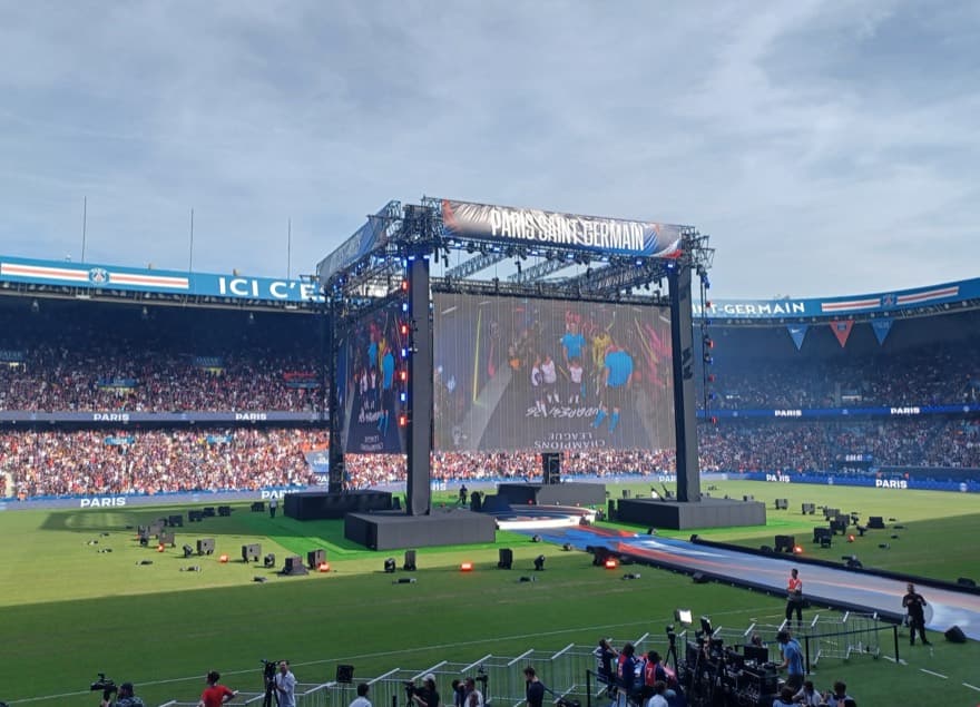 Campo e arquibancadas do Parc des Princes durante um evento do PSG em 2026.