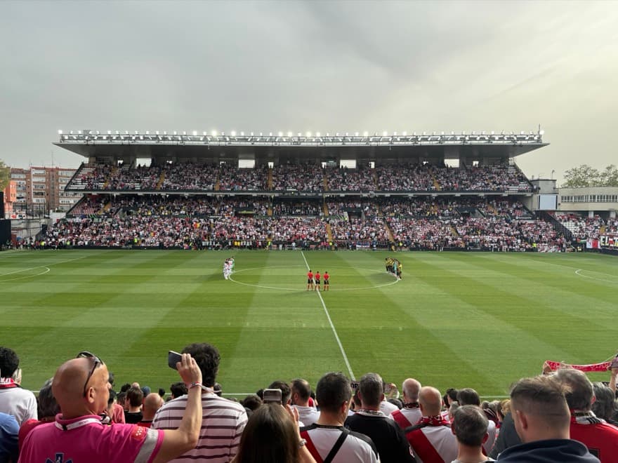 Campo e arquibancadas do Estádio de Vallecas durante Rayo Vallecano x AEK Atenas em 2026.