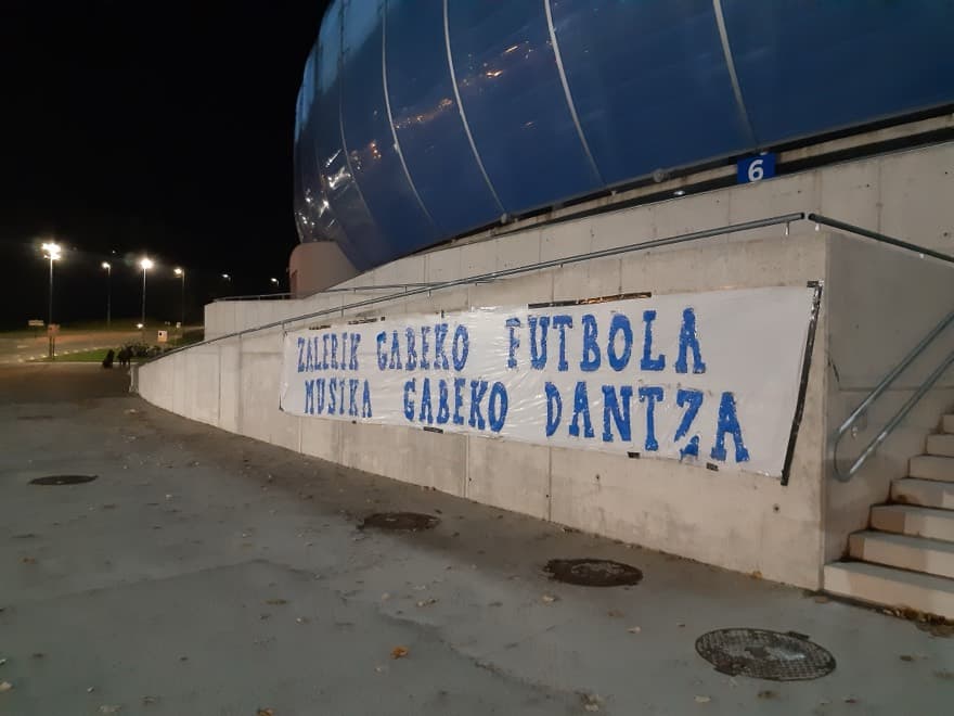 Reale Arena (Anoeta) estadio kanpoaldeko pankarta, Donostia (Gipuzkoa), Covid19 pandemian estadiora joateko debekua dela eta.