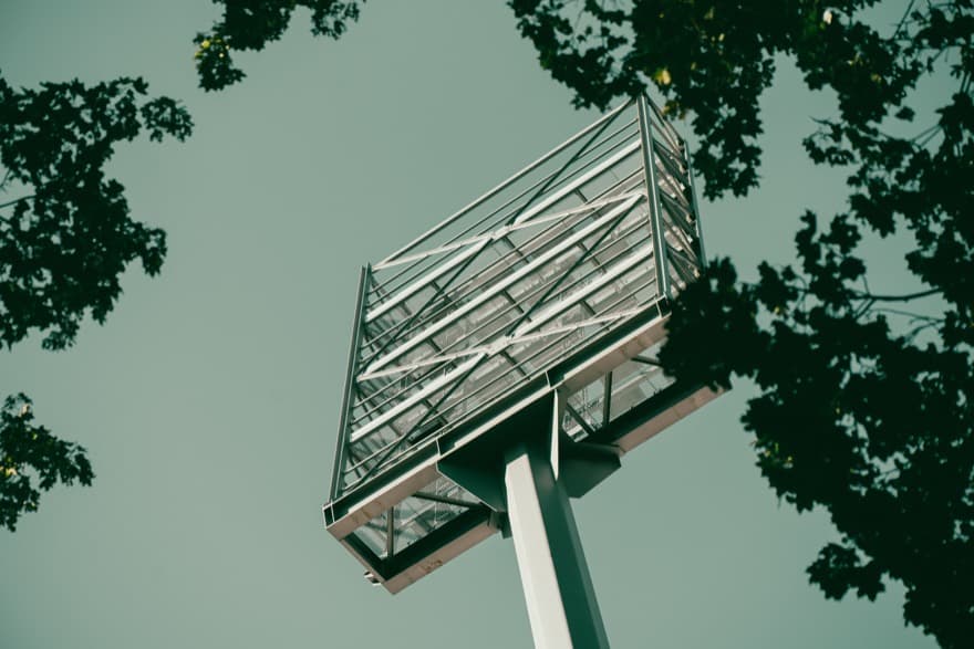 Ein Turm mit Scheinwerfern des Ludwigsparkstadions in Saarbrücken.