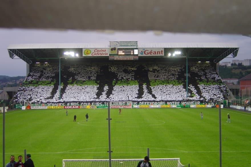 Jogo no Stade Geoffroy-Guichard, temporada 2004-05; fotografia anterior à reforma.
