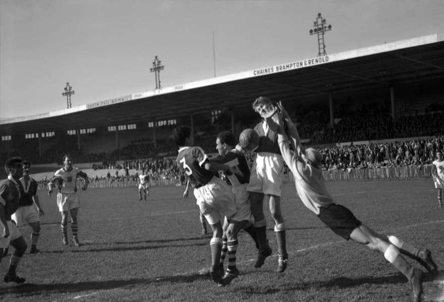 Stadium municipal de Toulouse, 1bis allées Gabriel-Biénès. 2 mars 1954. Vue de l’attaquant toulousain Abdelhamid Bouchouk neutralisé devant le but stéphanois, l