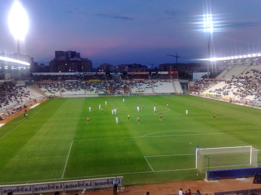 Campo e arquibancadas do Estádio Carlos Belmonte durante uma partida em Albacete.