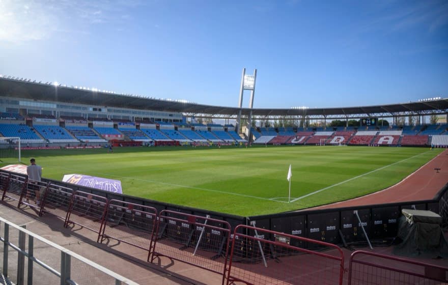 Partido disputado entre la U.D. Almería y la U.D. Las Palmas en 2020 a puerta cerrada en el Estadio de los Juegos Mediterráneos, Almería, España.