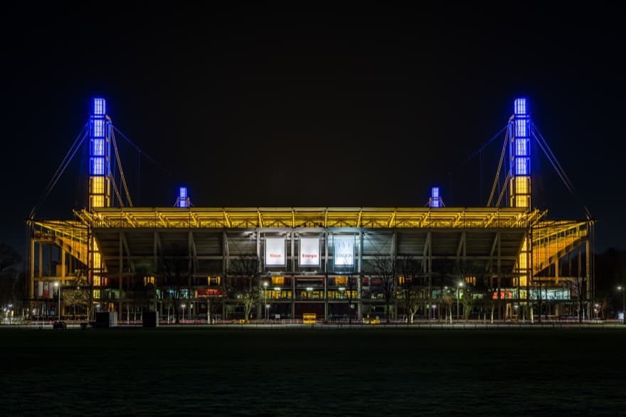Kölner Rheinenergiestadion, beleuchtet in den Nationalfarben der Ukraine am 27.2.2022