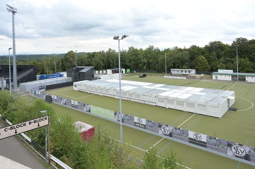 Provisorium: Während der Bauphase sind die Spielerkabinen und Presseräume in Containern untergebracht. Waldstadion Kaiserlinde der SV 07 Elversberg in Spiesen-E