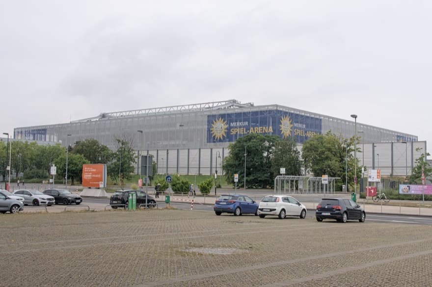 Fachada da Merkur Spiel-Arena, estádio do Fortuna Düsseldorf