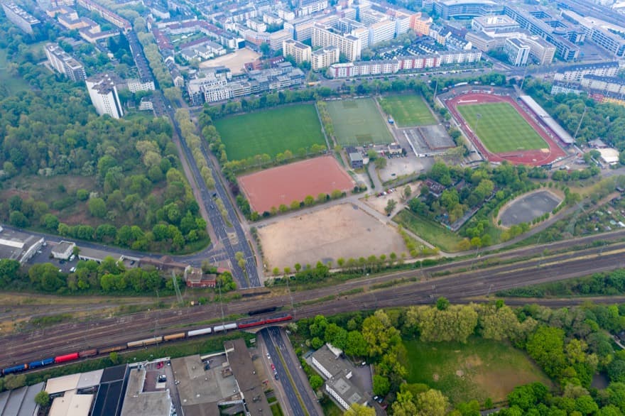 Sportkomplex des Kölner Südstadions, Im Vordergrund die Vorgebirgsstraße mit Zugstrecke und Güterzug