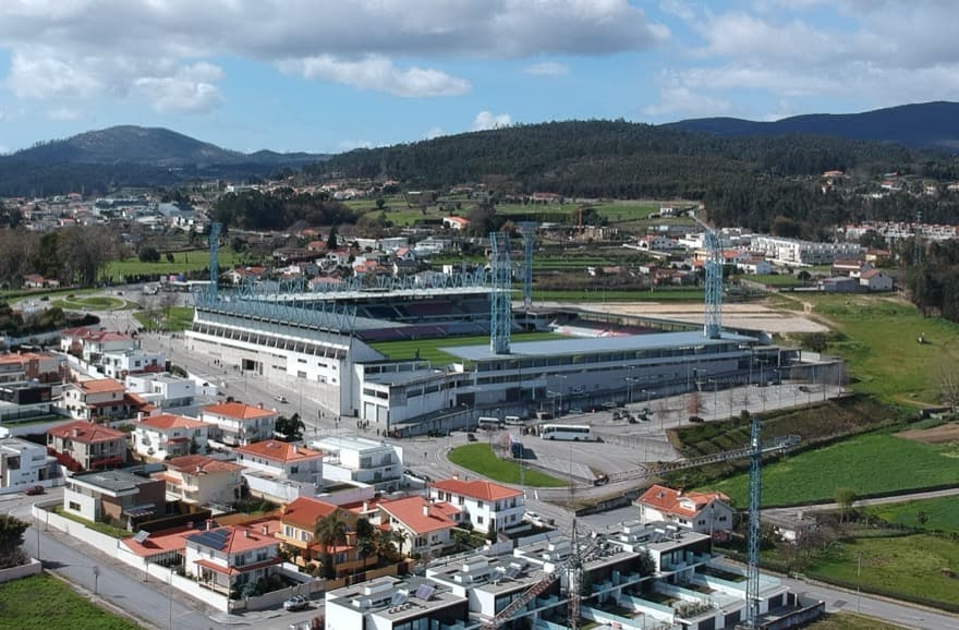 Vista aérea do Estádio Cidade de Barcelos e do bairro ao redor.