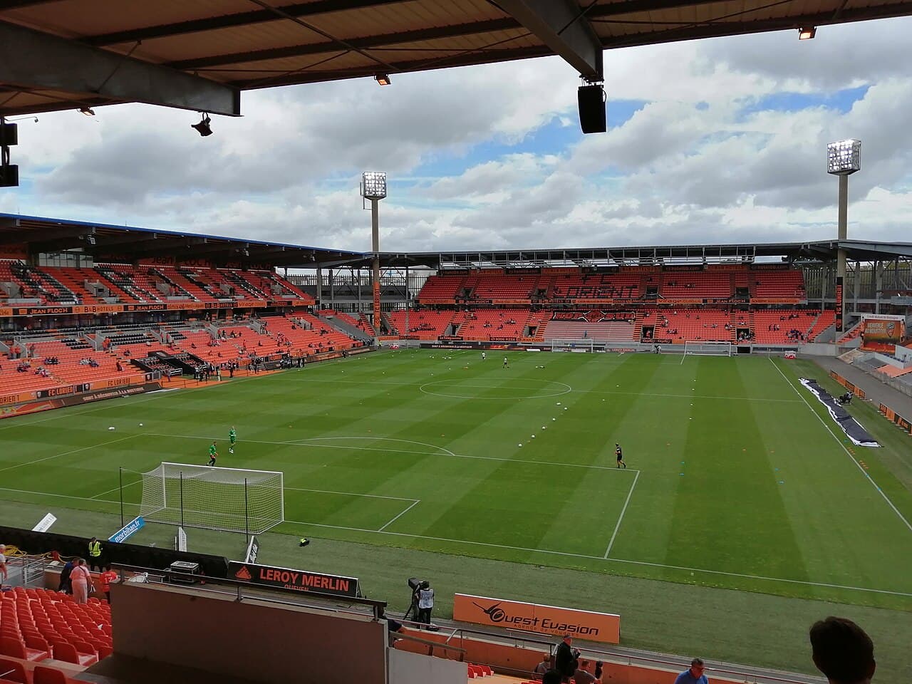 Gramado e arquibancadas do Stade du Moustoir, casa do FC Lorient, antes de uma partida em 2019.