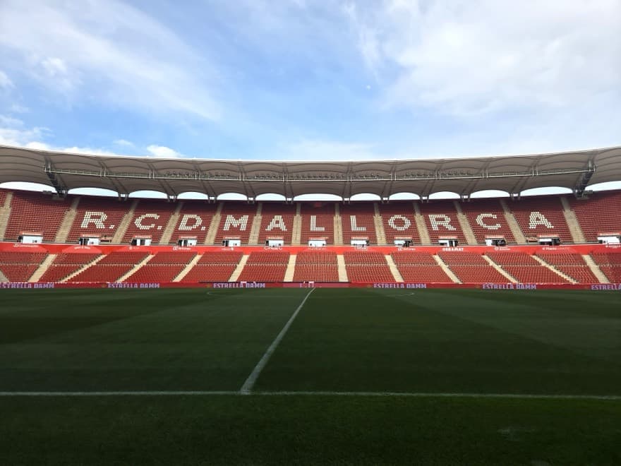 Campo e arquibancada do Estadi Mallorca Son Moix, casa do RCD Mallorca.