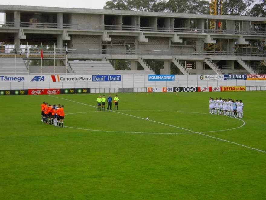 Image of en:Estádio Eng. Rui Alves (en:Funchal, en:Portugal). View of the back straight during the en:Portuguese Liga match versus en:Associação Académica de Co