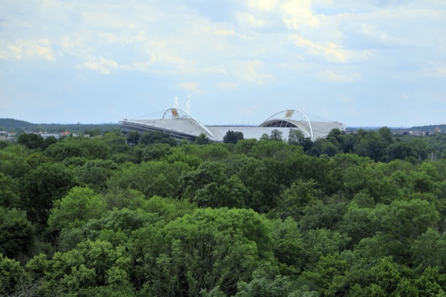 Vom Aussichtsturm auf dem Scherbelberg Richtung Süden, der alte Stadionbau war von hier aus durch die Höhe der Bäume nicht zu sehen.
