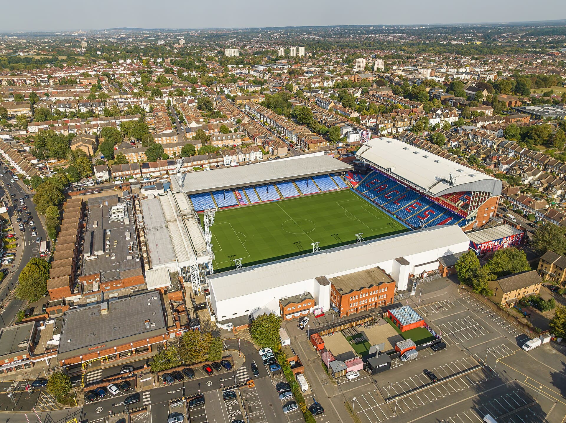 Selhurst Park visto do alto em 2023, encaixado entre as casas de Selhurst, no sul de Londres.