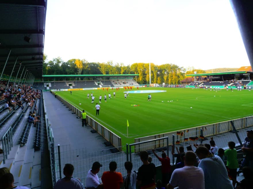 Campo e arquibancadas da arena em Aspach durante uma partida.