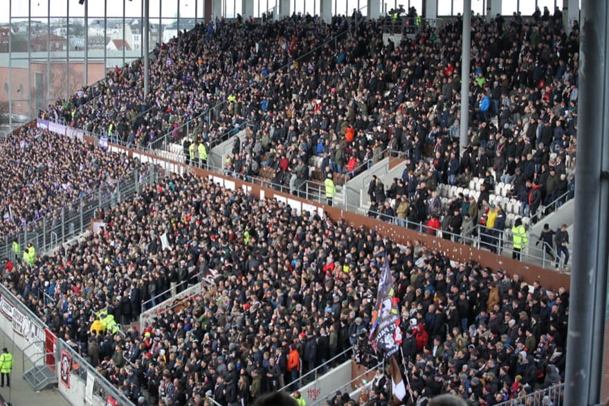Audience in Millerntor-Stadion / at FC St. Pauli; in the background supporters of Vfl Osnabrück; game against Vfl Osnabrück at 2020-03-01; Sankt Pauli won 3-1