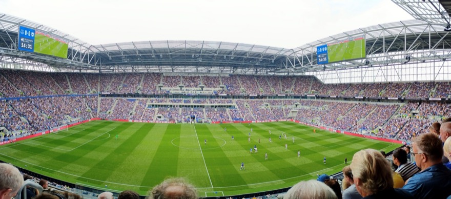 Vista da arquibancada para o campo do Hill Dickinson Stadium em dia de jogo.