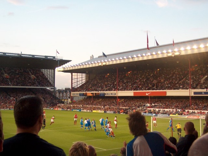 Disputa de bola na área em uma partida do Arsenal em Highbury.