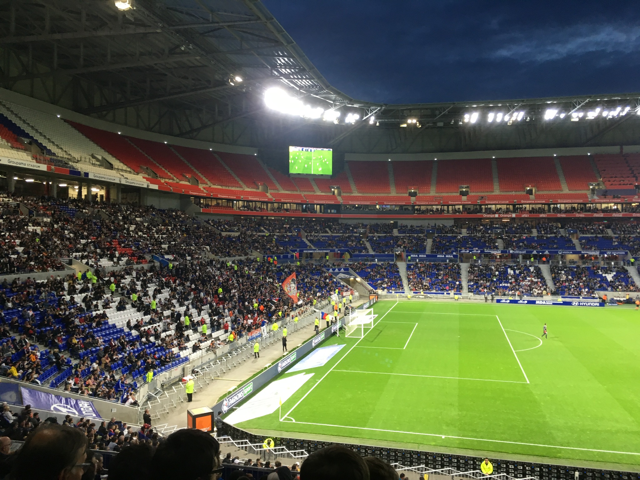 Arquibancadas e gramado do Groupama Stadium durante uma partida do Olympique Lyonnais contra o Angers em 2019.