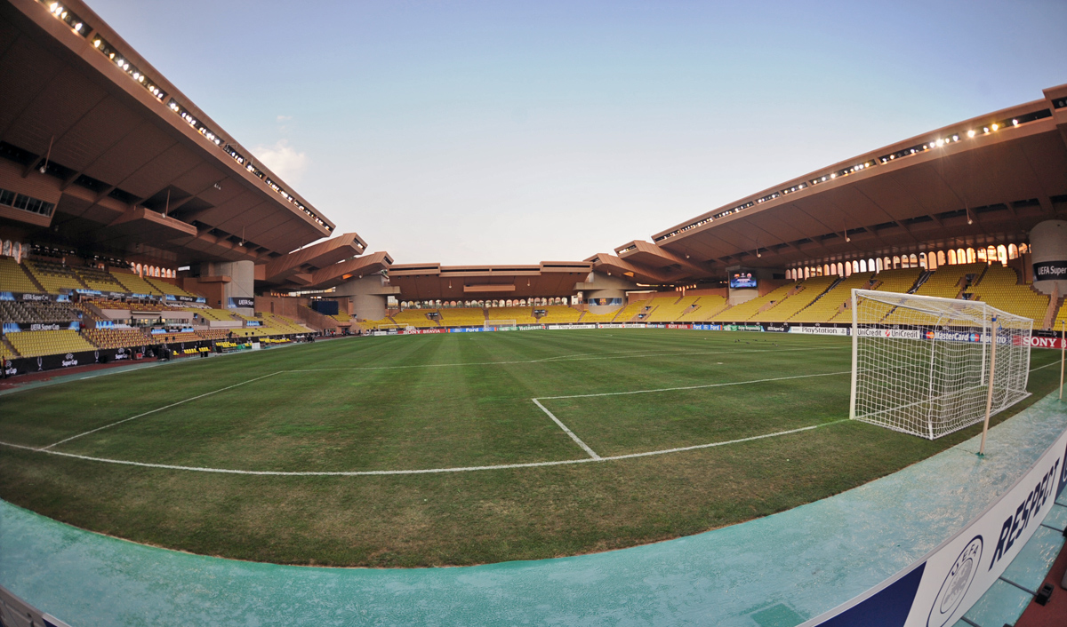 Vista do campo e das arquibancadas do Stade Louis II, em Monaco.