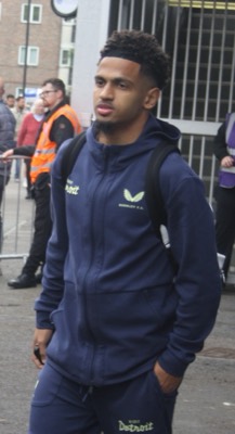 Marcus Edwards chegando a Loftus Road antes de Queens Park Rangers e Burnley